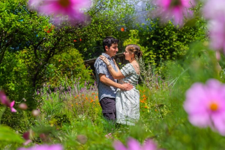 Sesja zdjęciowa komunijna na tle kwitnących kwiatów - techniki fotografii portretowej - Jarocin